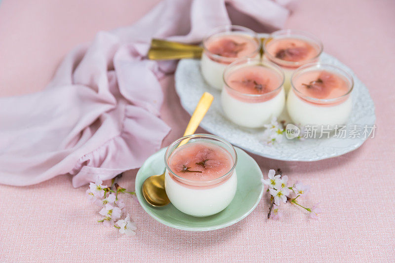 Beautiful cherry blossom-flavoured desserts – panna cotta with jelly on the top